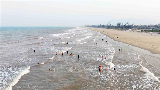 Du khách đổ về bãi biển Xuân Thành (xã Tiên Điền) để giải nhiệt. Ảnh: Hữu Quyết - TTXVN
