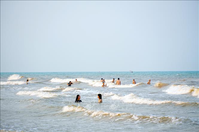 Với không gian thoáng đãng, làn nước mát, các bãi biển trở thành điểm đến hấp dẫn của du khách trong những ngày nắng nóng. Ảnh: Hữu Quyết - TTXVN