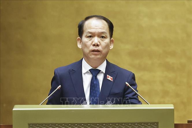 Bộ trưởng Tư pháp Hoàng Thanh Tùng, thừa ủy quyền của Thủ tướng Chính phủ trình bày Tờ trình về 04 dự án: Luật Hộ tịch (sửa đổi); Luật sửa đổi, bổ sung một số điều của Luật Công chứng; Luật sửa đổi, bổ sung một số điều của Luật Trợ giúp pháp lý; Luật Tiếp cận thông tin (sửa đổi). Ảnh: Doãn Tấn - TTXVN