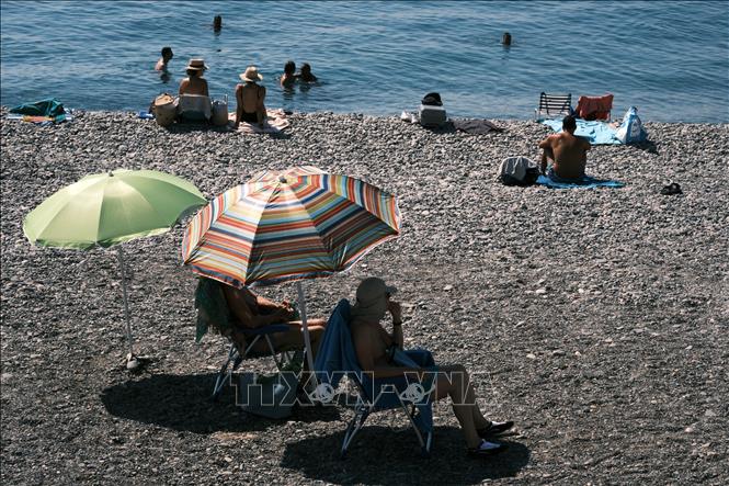 Người dân tránh nóng trên bãi biển tại Nice, Pháp. Ảnh: THX/TTXVN