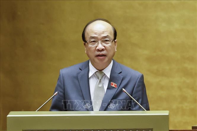 Chủ nhiệm Ủy ban Pháp luật và Tư pháp của Quốc hội Phan Chí Hiếu trình bày Báo cáo thẩm tra về 04 dự án: Luật Hộ tịch (sửa đổi); Luật sửa đổi, bổ sung một số điều của Luật Công chứng; Luật sửa đổi, bổ sung một số điều của Luật Trợ giúp pháp lý; Luật Tiếp cận thông tin (sửa đổi). Ảnh: Doãn Tấn - TTXVN
