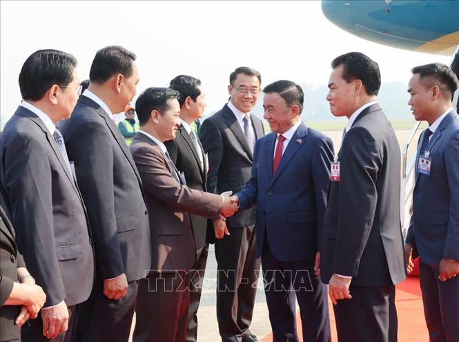Lễ đón Thường trực Ban Bí thư Trần Cẩm Tú và Đoàn đại biểu cấp cao Việt Nam tại sân bay quốc tế Wattay, thủ đô Vientiane. Ảnh: Phương Hoa – TTXVN