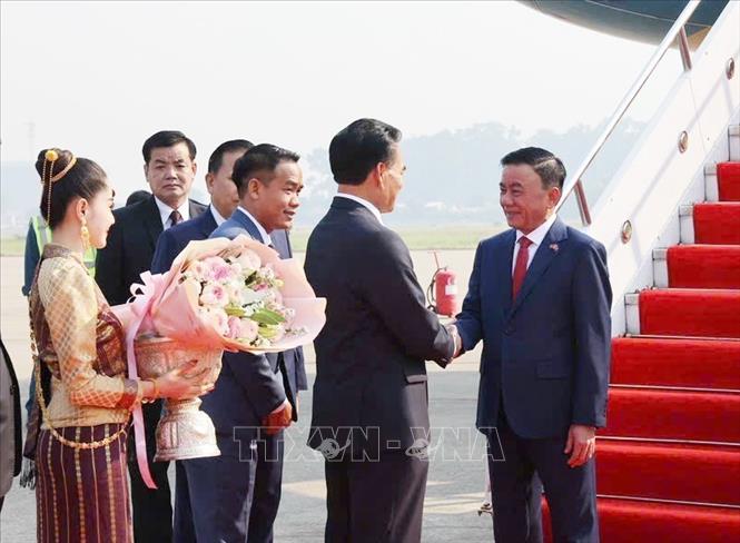 Lễ đón Thường trực Ban Bí thư Trần Cẩm Tú và Đoàn đại biểu cấp cao Việt Nam tại sân bay quốc tế Wattay, thủ đô Vientiane. Ảnh: Phương Hoa – TTXVN