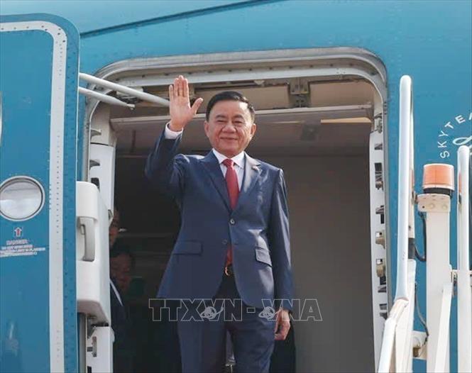 Thường trực Ban Bí thư Trần Cẩm Tú đến thủ đô Vientiane, bắt đầu thăm chính thức CHDCND Lào. Ảnh: Phương Hoa – TTXVN