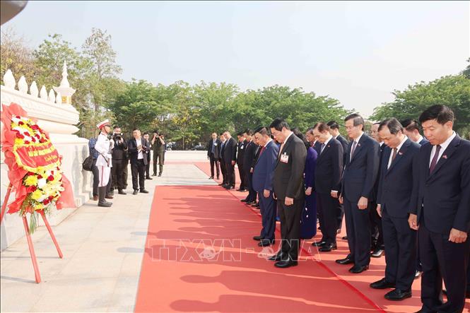 Thường trực Ban Bí thư Trần Cẩm Tú cùng Đoàn đại biểu cấp cao Việt Nam đặt vòng hoa tại Đài tưởng niệm Liệt sĩ vô danh ở thủ đô Vientiane. Ảnh: Phương Hoa - TTXVN
