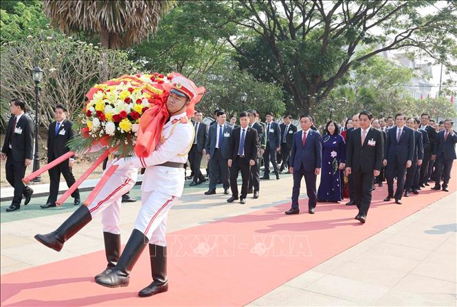 Thường trực Ban Bí thư Trần Cẩm Tú cùng Đoàn đại biểu cấp cao Việt Nam đặt vòng hoa tại Đài tưởng niệm Liệt sĩ vô danh ở thủ đô Vientiane. Ảnh: Phương Hoa - TTXVN
