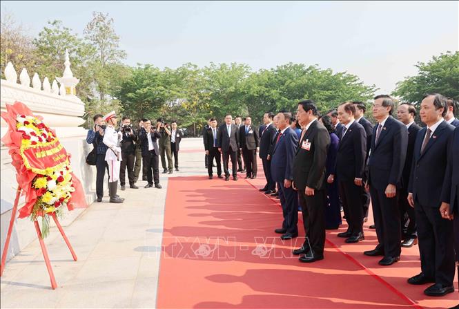 Thường trực Ban Bí thư Trần Cẩm Tú cùng Đoàn đại biểu cấp cao Việt Nam đặt vòng hoa tại Đài tưởng niệm Liệt sĩ vô danh ở thủ đô Vientiane. Ảnh: Phương Hoa - TTXVN
