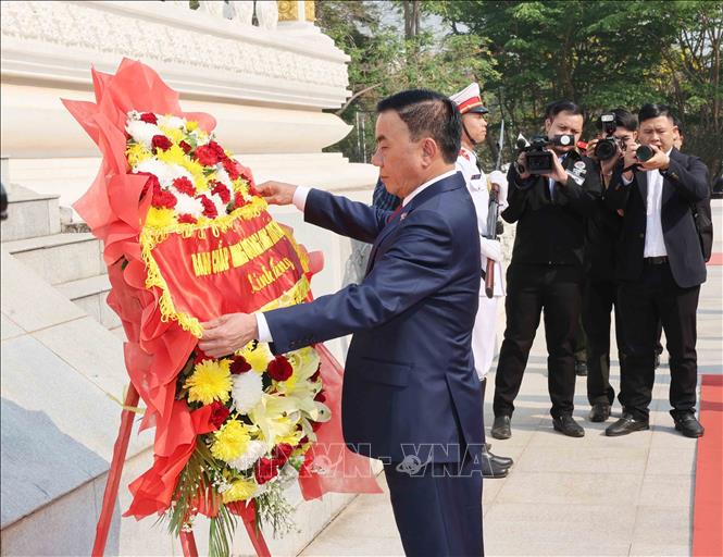 Thường trực Ban Bí thư Trần Cẩm Tú đặt vòng hoa tại Đài tưởng niệm Liệt sĩ vô danh ở thủ đô Vientiane. Ảnh: Phương Hoa - TTXVN
