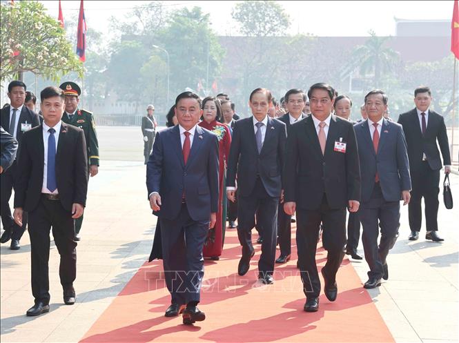 Thường trực Ban Bí thư Trần Cẩm Tú cùng Đoàn đại biểu cấp cao Việt Nam tới đặt vòng hoa tại Đài tưởng niệm Liệt sĩ vô danh ở thủ đô Vientiane. Ảnh: Phương Hoa - TTXVN
