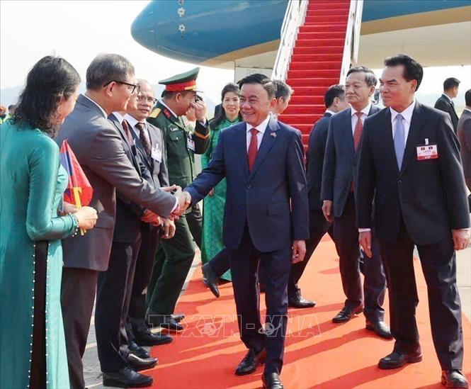 A view of the welcome ceremony at the Wattay International Airport. VNA Photo: Phương Hoa 