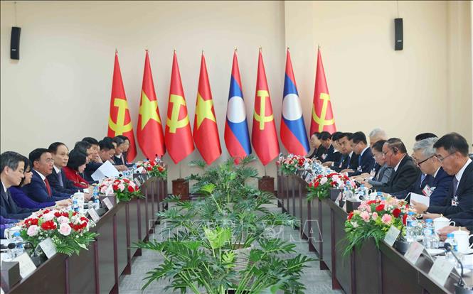 Thường trực Ban Bí thư Trần Cẩm Tú hội đàm với Thường trực Ban Bí thư TƯ Đảng NDCM Lào Vilay Lakhamphong. Ảnh: Phương Hoa – TTXVN
