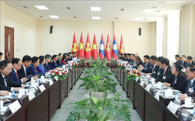 Thường trực Ban Bí thư Trần Cẩm Tú hội đàm với Thường trực Ban Bí thư TƯ Đảng NDCM Lào Vilay Lakhamphong. Ảnh: Phương Hoa – TTXVN