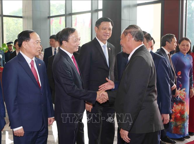 Đồng chí Vilay Lakhamphong, Thường trực Ban Bí thư Trung ương Đảng Nhân dân Cách mạng Lào với thành viên Đoàn cấp cao Việt Nam. Ảnh: Phương Hoa – TTXVN
