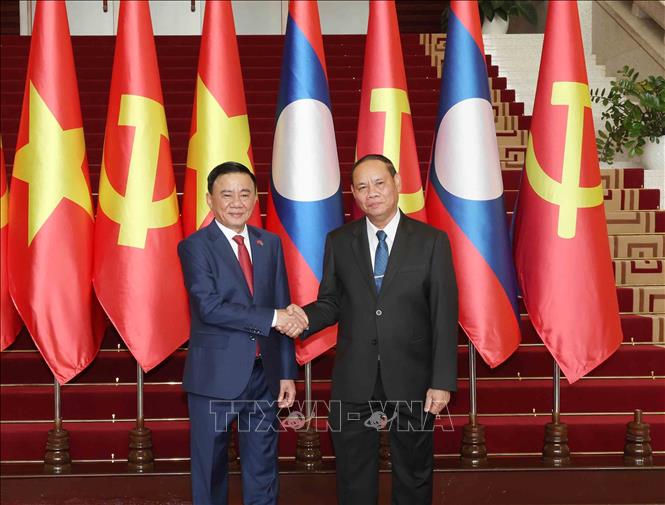 Thường trực Ban Bí thư Trung ương Đảng Nhân dân Cách mạng Lào Vilay Lakhamphong và Thường trực Ban Bí thư Trần Cẩm Tú chụp ảnh chung tại Lễ đón. Ảnh: Phương Hoa – TTXVN
