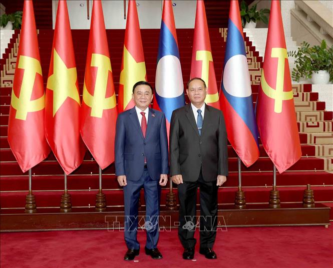 Thường trực Ban Bí thư Trung ương Đảng Nhân dân Cách mạng Lào Vilay Lakhamphong và Thường trực Ban Bí thư Trần Cẩm Tú chụp ảnh chung tại Lễ đón. Ảnh: Phương Hoa – TTXVN
