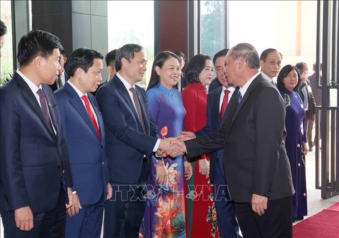 Thường trực Ban Bí thư Trung ương Đảng Nhân dân Cách mạng Lào Vilay Lakhamphong với thành viên Đoàn cấp cao Việt Nam. Ảnh: Phương Hoa – TTXVN
