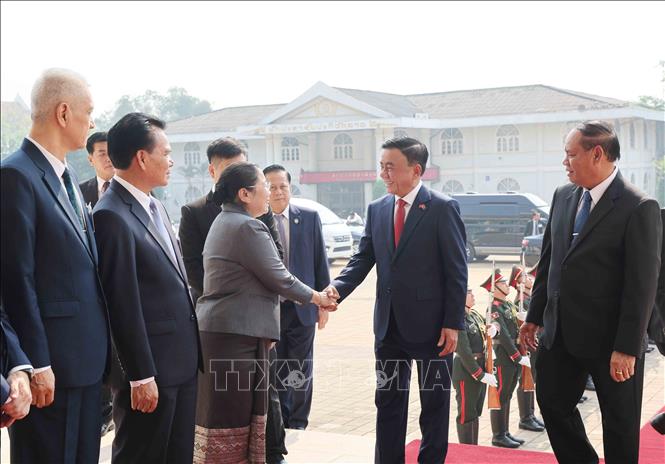 Thường trực Ban Bí thư Trần Cẩm Tú với thành viên Đoàn cấp cao Lào. Ảnh: Phương Hoa – TTXVN
