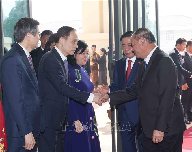 Thường trực Ban Bí thư Trung ương Đảng Nhân dân Cách mạng Lào Vilay Lakhamphong với thành viên Đoàn cấp cao Việt Nam. Ảnh: Phương Hoa – TTXVN
