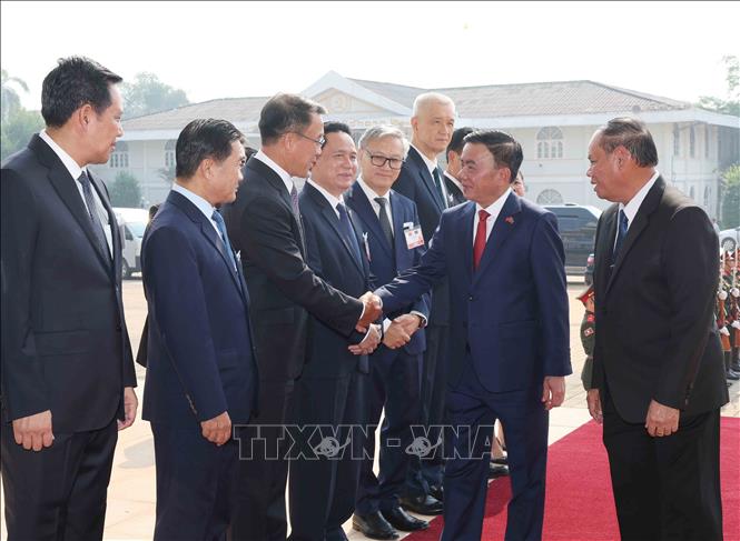 Thường trực Ban Bí thư Trần Cẩm Tú với thành viên Đoàn cấp cao Lào. Ảnh: Phương Hoa – TTXVN
