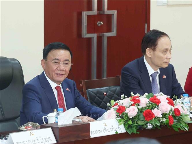 Thường trực Ban Bí thư Trần Cẩm Tú phát biểu tại cuộc hội đàm với Thường trực Ban Bí thư Trung ương Đảng Nhân dân Cách mạng Lào Vilay Lakhamphong. Ảnh: Phương Hoa – TTXVN
