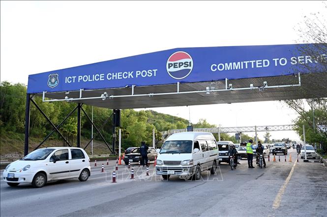 Cảnh sát kiểm tra an ninh để chuẩn bị cho cuộc đàm phán của phái đoàn Mỹ và Iran tại Islamabad, Pakistan, ngày 8/4/2026. Ảnh: THX/TTXVN