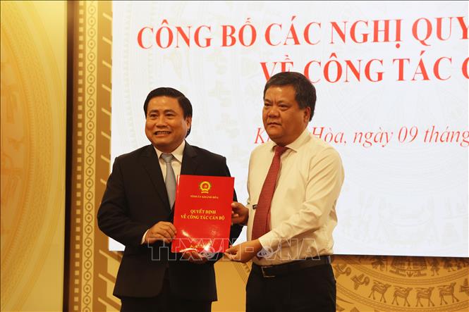 Bí thư Tỉnh ủy Trần Phong trao quyết định phê chuẩn kết quả bầu Chủ tịch HĐND tỉnh Khánh Hòa đối với đồng chí Lâm Đông. Ảnh: Đặng Tuấn -TTXVN