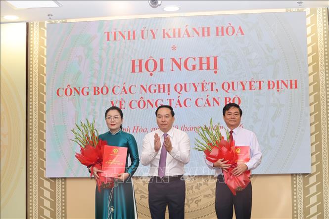 Phó Bí thư Thường trực Tỉnh ủy Hồ Xuân Trường trao quyết định phê chuẩn cho các đồng chí Phó Chủ tịch HĐND tỉnh. Ảnh: Đặng Tuấn -TTXVN