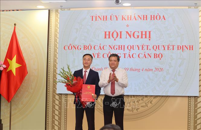 Bí thư Tỉnh ủy Trần Phong trao quyết định phê chuẩn chức danh Chủ tịch UBND tỉnh cho đồng chí Nguyễn Việt Hùng. Ảnh: Đặng Tuấn -TTXVN