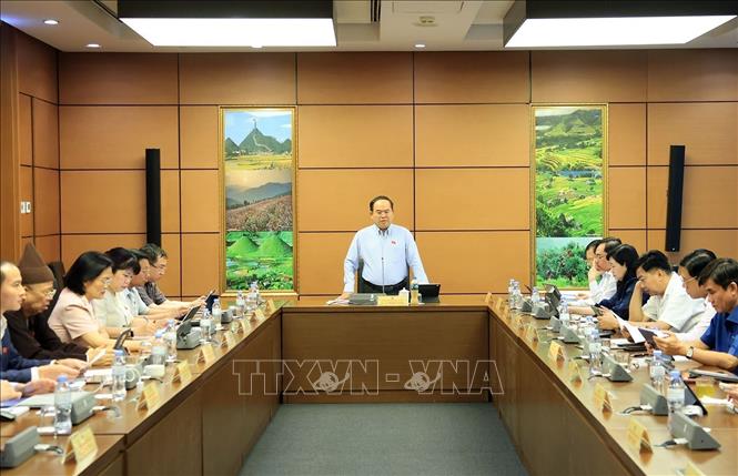 Các đại biểu Quốc hội tỉnh Quảng Ninh và Đồng Tháp thảo luận tại tổ. Ảnh: Tuấn Anh - TTXVN