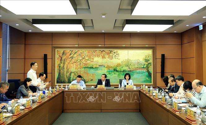 Các đại biểu Quốc hội Thành phố Hà Nội thảo luận tại tổ. Ảnh: Tuấn Anh - TTXVN