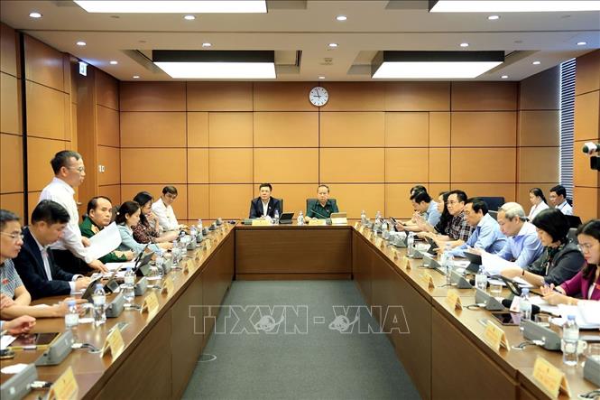 Các đại biểu Quốc hội tỉnh Gia Lai và Hưng Yên thảo luận tại tổ. Ảnh: Tuấn Anh - TTXVN