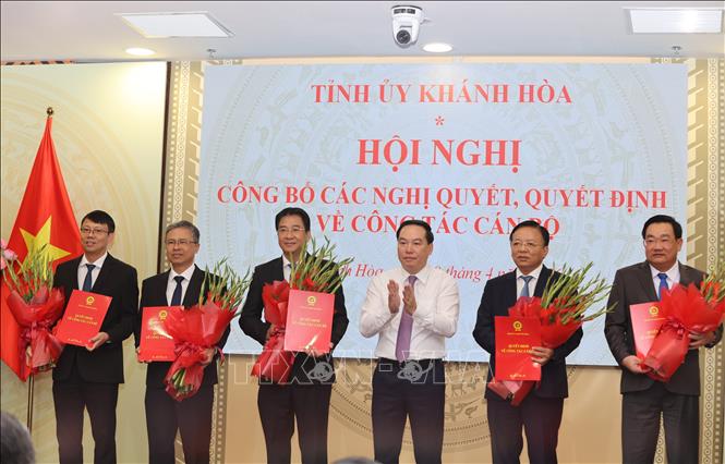 Phó Bí thư Thường trực Tỉnh ủy Hồ Xuân Trường trao quyết định phê chuẩn cho các đồng chí Phó Chủ tịch UBND tỉnh Khánh Hòa. Ảnh: Đặng Tuấn -TTXVN