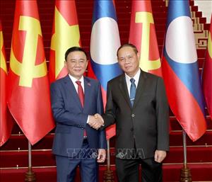 Thường trực Ban Bí thư Trần Cẩm Tú chứng kiến Lễ trao các văn kiện hợp tác Việt Nam - Lào