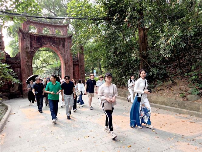 The delegation of international travel companies visits Hung Kings Temple. VNA Photo: Hoàng Hùng