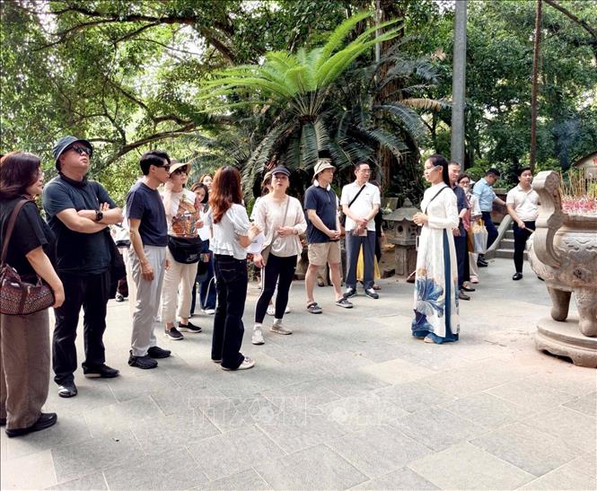 The delegation of international travel companies visits Hung Kings Temple. VNA Photo: Hoàng Hùng