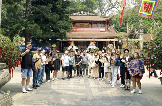The delegation of international travel companies visits Tay Thien tourist area. VNA Photo: Hoàng Hùng