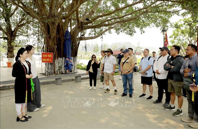 The delegation of international travel companies visits Tay Thien tourist area. VNA Photo: Hoàng Hùng