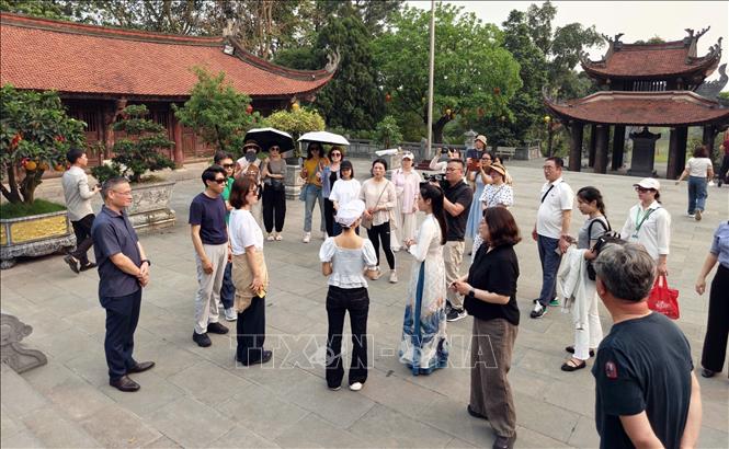 The delegation of international travel companies visits Hung Kings Temple. VNA Photo: Hoàng Hùng
