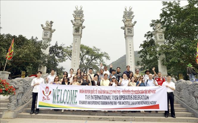 The delegation of international travel companies visits Tay Thien tourist area. VNA Photo: Hoàng Hùng
