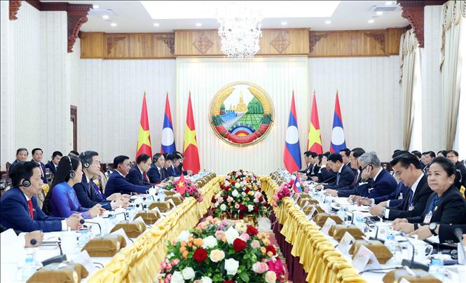 Thường trực Ban Bí thư Trần Cẩm Tú hội kiến Thủ tướng Lào Sonexay Siphandone. Ảnh: Phương Hoa - TTXVN