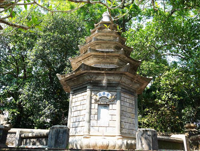 Mộ tháp trong chùa Báo Quốc, thành phố Huế. Ảnh: Nguyên Lý - TTXVN