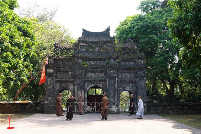 Cổng tam quan của chùa Báo Quốc ở thành phố Huế, nhìn từ phía trong. Ảnh: Nguyên Lý - TTXVN