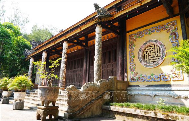 Vách và cột của chính điện chùa Báo Quốc, thành phố Huế được chạm khắc rất công phu. Ảnh: Nguyên Lý - TTXVN