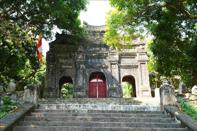 Cổng tam quan - công chính vào chùa Báo Quốc ở thành phố Huế. Ảnh: Nguyên Lý - TTXVN