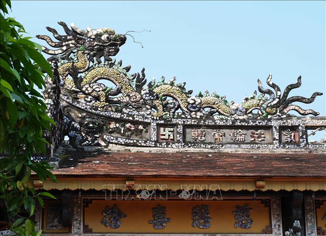 Mái chính điện của chùa Báo Quốc ở thành phố Huế, được đắp tượng rồng tinh xảo. Ảnh: Nguyên Lý - TTXVN