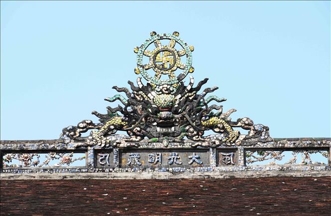 Mái chính điện của chùa Báo Quốc ở thành phố Huế, được trang trí tinh xảo. Ảnh: Nguyên Lý - TTXVN