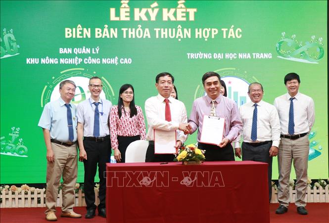 Đại diện Ban Quản lý Khu Nông nghiệp Công nghệ cao TP. Hồ Chí Minh kết Biên bản ghi nhớ hợp tác hỗ trợ, thúc đẩy khởi nghiệp đổi mới sáng tạo với đại diện Trường Đại học Nha Trang. Ảnh: Phan Sáu - TTXVN