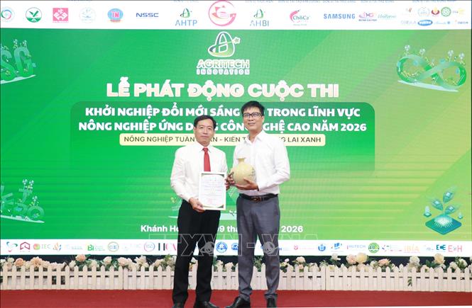 Ban tổ chức tặng quà tri ân các diễn giả tham luận về nông nghiệp công nghệ cao tại lễ phát động cuộc thi. Ảnh: Phan Sáu - TTXVN