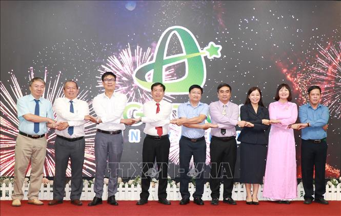 Các đại biểu tham gia nghi thức phát động cuộc thi “Khởi nghiệp đổi mới sáng tạo trong lĩnh vực nông nghiệp ứng dụng công nghệ cao năm 2026” tại Khánh Hòa.  Ảnh: Phan Sáu - TTXVN