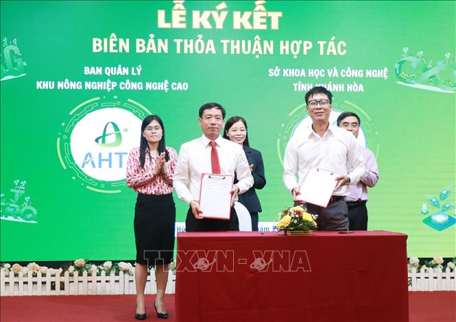 Đại diện Ban Quản lý Khu Nông nghiệp Công nghệ cao TP. Hồ Chí Minh kết Biên bản ghi nhớ hợp tác hỗ trợ, thúc đẩy khởi nghiệp đổi mới sáng tạo với sở Khoa học Công nghệ tỉnh Khánh Hòa, Ảnh: Phan Sáu - TTXVN